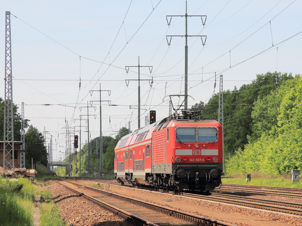 Diedersdorf am 14. Mai 2012, und auf diesem Bild hat 143 567-6 mit dem RB 22 von Potsdam nach Sch�nefeld nun Schlusslicht an. 
