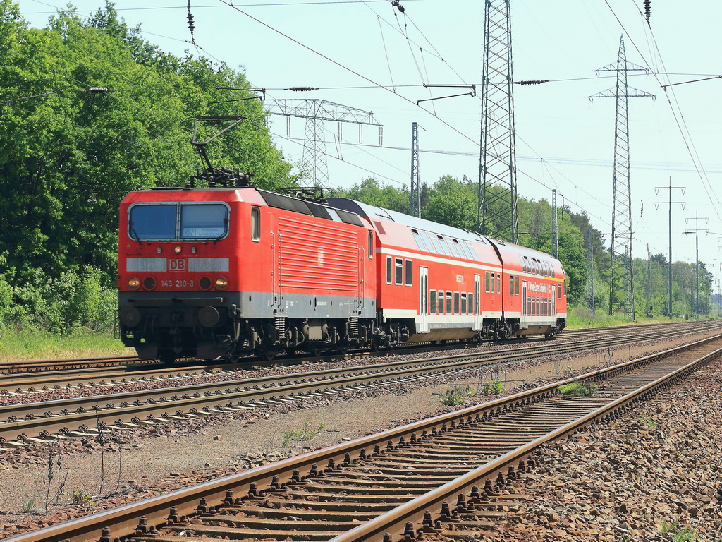 Diedersdorf am 23. Mai 2012, 143 210-3 mit dem RB 22 (RB 28815 nach  Potsdam Griebnitzsee ) auf den s�dlichen Berliner Au�enring.
