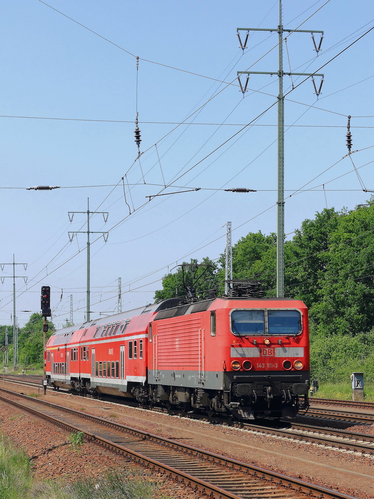 Diedersdorf am 23. Mai 2012, 143 111-3 mit dem RB 22 (RB 28814 von Potsdam Griebnitzsee nach Berlin-Sch�nefeld Flughafen) auf den s�dlichen Berliner Au�enring.