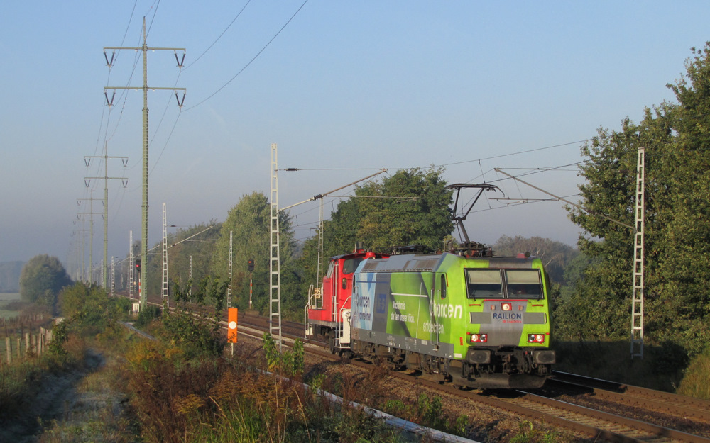 Diedersdorf: Der Standpunkt f�r dieses Foto liegt in dem �rtchen Diedersdorf, welches zwischen Blankenfelde und Gro�beeren liegt. Der Fotostandpunkt ist nur mit dem Auto zu erreichen, da kein Bahnhof in unmittelbarer N�he vorhanden ist. Von Gro�beeren kommend, f�hrt man �ber die Eisenbahnbr�cke und biegt sofort rechts ab. Danach sieht man wiederrum rechts den Autoparkplatz f�r das Schloss. Dort f�hrt man durch und kommt dann auf einen Feldweg, welcher an diesen Fotostandpunkt liegt. Wenn die Sonne scheint, ist fr�hes aufstehen gefragt. Denn es geht nur am fr�hen Morgen bis ungef�hr kurz vor Mittag zu fotografieren. In die andere Richtung ist es denn meines Erachtens eher ung�nstig, da der Feldweg steil f�llt und ein hoher Mast im Weg ist.