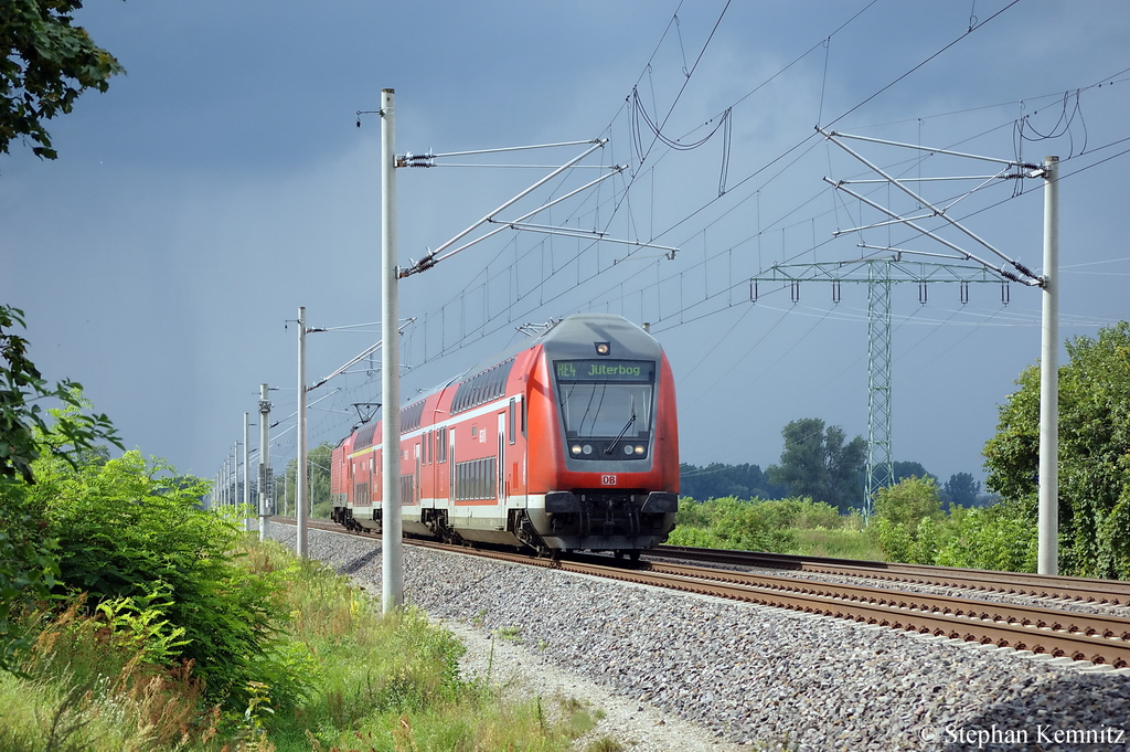 Dieser Umlauf der RE4-Linie (RE 37311) von Wismar nach J�terbog, fuhr Heute nur mit drei Dostos anstatt mit vier. Hier kommt er gerade in Vietznitz durch und im Hintergrund zieht ein Gewitter auf. 12.08.2011
