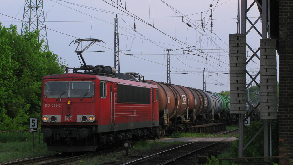 Direkt nachdem wir in Zossen ankamen, kam 155 086-2 mit Kesselwagen in Richtung Berlin durch den Bahnhof gezuckelt. Rechts sind �brigens die Reste des alten BW&acute;s zu sehen. 29.04.2011
