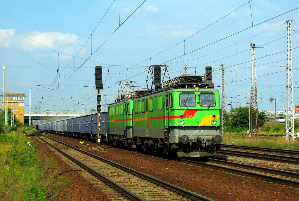 DP 58 und DP 60 am Zementklinkerzug aus K�nigs Wusterhausen nach Paderborn am 17.08.2009 durch Berlin Sch�nefeld Flughafen.