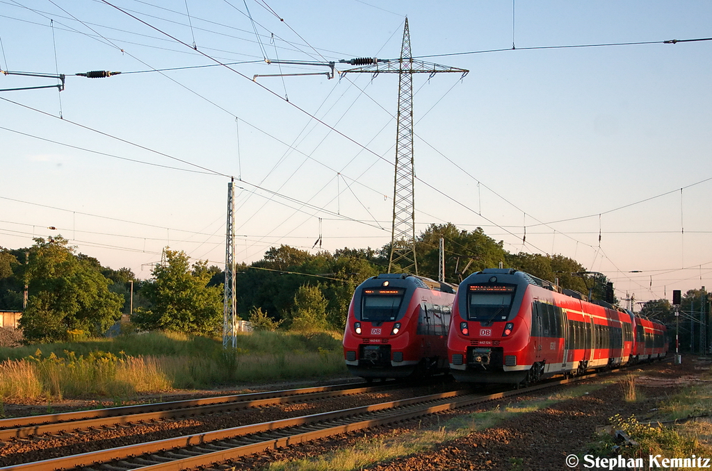 Durch eine leichte Versp�tungen zweier Uml�ufe auf der RB21 war dieses treffen in Satzkorn m�glich. Rechts das 442er-Dotra 442 124/624 und eine weitere 442er als RB21 (RB 18679) von Berlin Hbf (tief) nach Potsdam Griebnitzsee und Links das 442er-Dotra 442 131/631 & 442 129/629 als RB21 (RB 18678) von Potsdam Griebnitzsee nach Wustermark. Normalerweise findet dieses treffen in Golm stand. 04.09.2012