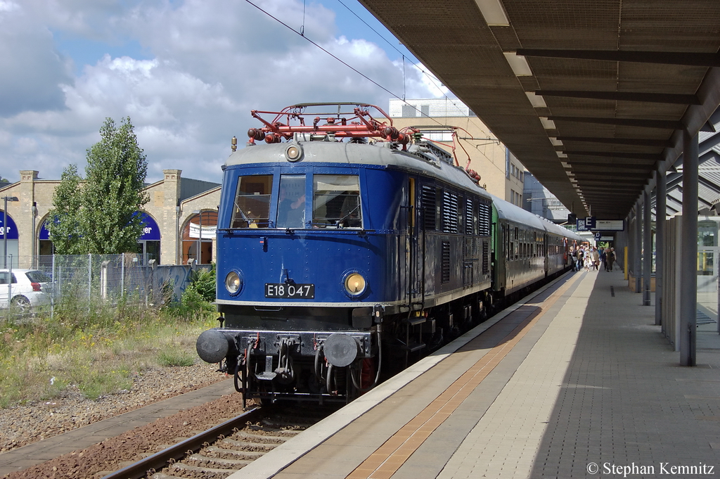 E18 047 (118 047-0) mit dem Sonderzug DPE 79863 nach Bergen auf R�gen zum Piraten-Express „Klaus St�rtebeker  in Potsdam. 25.06.2011