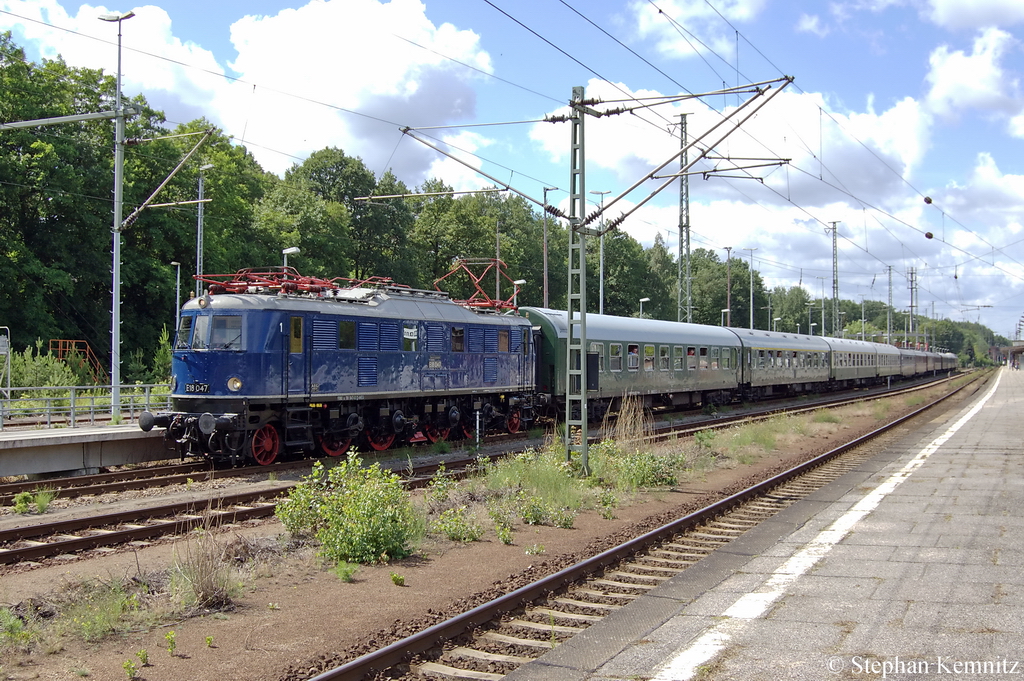 E18 047 und die 119 158-4 am Zugende verlassen jetzt Berlin Wannsee und fahren zum n�chsten Halt Berlin Zoologischer Garten. 25.06.2011