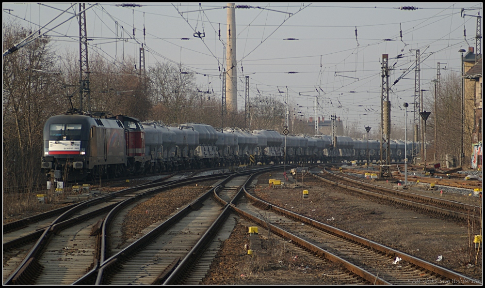 EGP ES 64 U2-002 und EGP 212 024 ist mit dem Zementzug Richtung S�den unterwegs (gesehen Oranienburg 25.02.2011)
