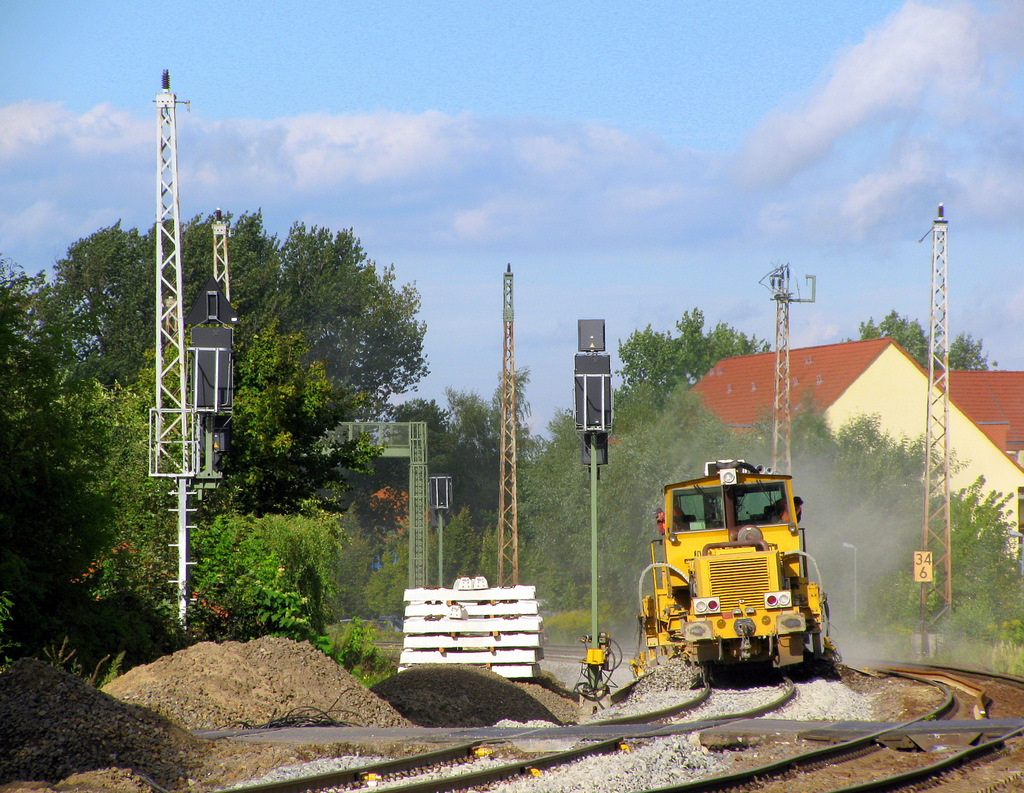 Eiffage Rail kam mit 2 gro�en Maschinen und brachte das Gleis in seine neue Lage und stopfte flei�ig. So entstanden von den Maschinen am 17.09. diese Bilder.