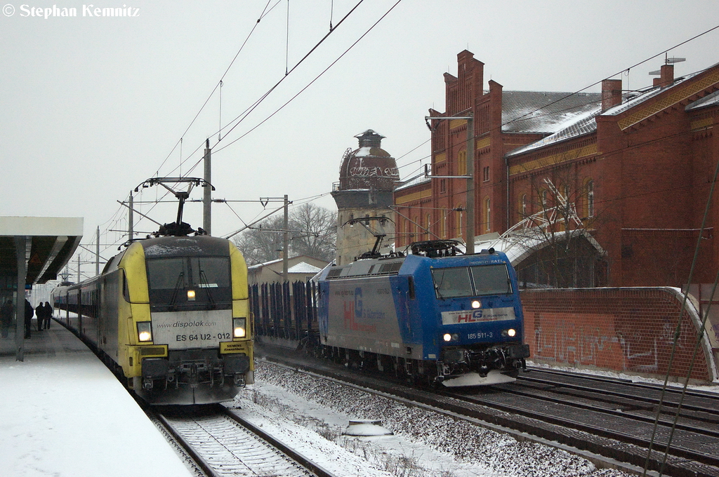 Ein E-Lok treffen zweier privaten Unternehmen in Rathenow. Links ES 64 U2 - 012 (182 512-4) MRCE Dispolok GmbH f�r ODEG - Ostdeutsche Eisenbahn GmbH mit dem RE4 (RE 37319) nach Ludwigsfelde. Rechts 185 511-3 Alpha Trains f�r HLG - Holzlogistik and G�terbahn GmbH mit einem leeren Holzzug und fuhr in Richtung Wustermark weiter. 22.12.2012