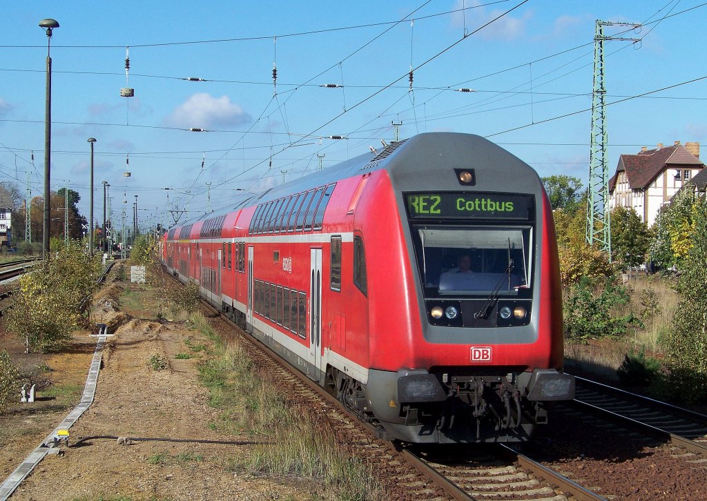 Ein moderner Steuerwagen hat hier gerade Einfahrt mit  seinem  RE2 in den Bahnhof von L�bbenau/Spreewald. Die Reise began in Rathenow und geht dann noch weiter nach Cottbus. 19.10.2009
