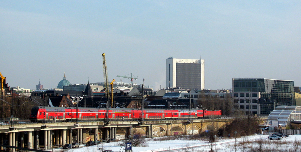 Ein RE 1 bei der Ausfahrt aus dem Berliner Hbf. Richtung Friedrichstra�e am 05.02.2010.