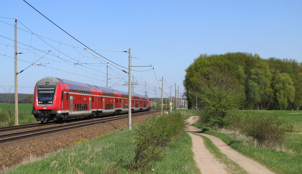 Ein RE1 nach Brandenburg Hbf in l�ndlicher Natur. Hier durchf�hrt er Pillgram auf der KBS 201. 20.04.2011