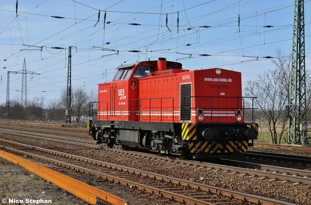 Ein sehr seltener Gast bei uns d�rfte 293 005-5 der SES-Logistik sein,die auf den Namen  Georg  h�rt
Hier passiert die Maschine den Bahnhof von Saarmund als einzelnes Triebfahrzeug (23.03.11)