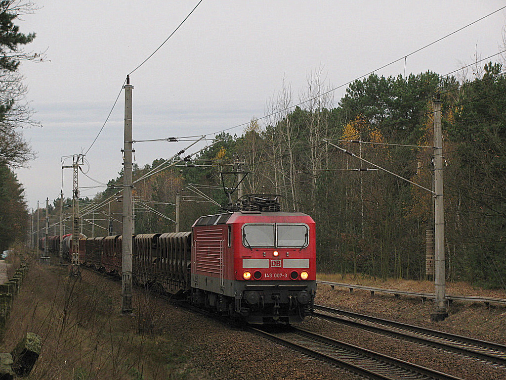Ein Seltenheit im G�terverkehr war 143 007-3 mit FE 45472 (Horka - Seddin) um 15:02 durch Bestensee am 14.11. Jetzt ist sie bereits nicht mehr im Schenkereinsatz und f�hrt vermutlich wieder f�r DB Regio von Magdeburg aus.