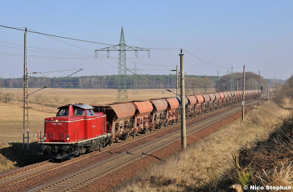 Ein Traum aus Altrot,V100 2009 war mit einer ansehnlichen Schotterfuhre gen Saarmund unterwegs,hier bei Nudow (03.03.11)

