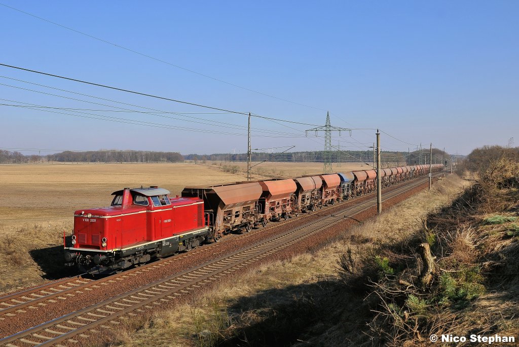 Ein Traum aus Altrot,V100 2009 war mit einer ansehnlichen Schotterfuhre gen Saarmund unterwegs,hier bei Nudow nur wenige Momente sp�ter (03.03.11)