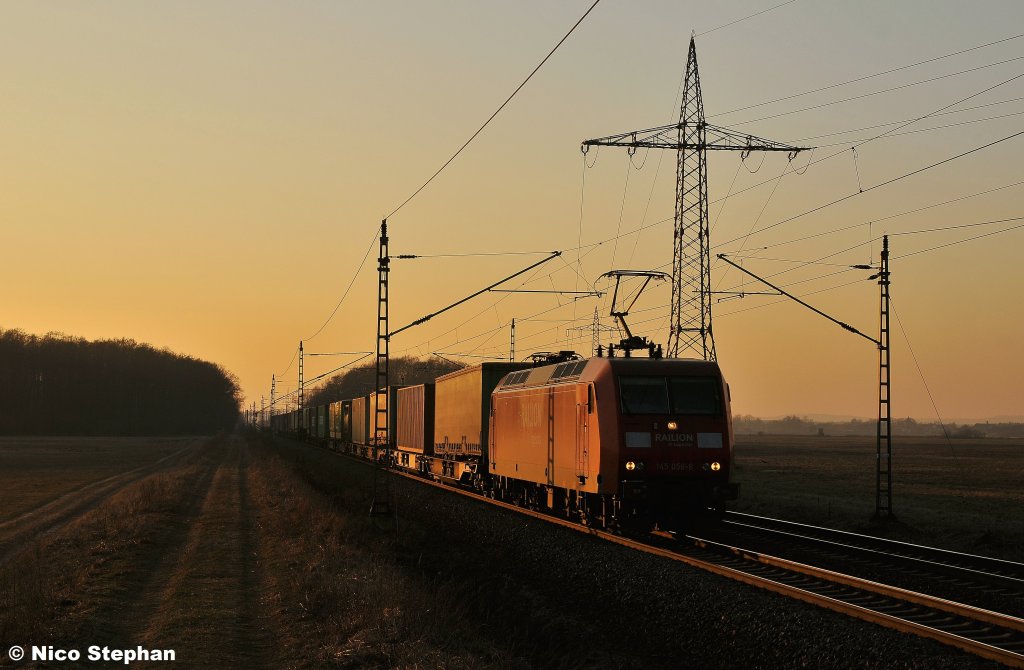 Ein wundersch�nes Abendbild! Der ebenfalls vorgemeldete Hangartner nach Dresden,bespannt wurde er von 145 056-8 und ist hier im wundersch�nen Abendlicht bei Ahrensdorf abgelichtet worden (26.02.11)