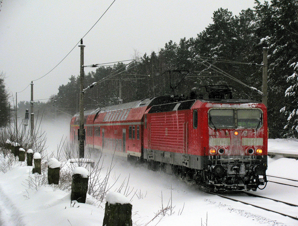 Eine unbekannte 143er durchquert hier am 10.01.2010 im Schneegest�ber Bestensee. Als RB 14 hat sie nur 2 DDR - Dostos dran, da einige, wie jeden Winter ausfallen, wegen der schlecht konzipierten T�ren, welche sehr Schneeanf�llig sind.