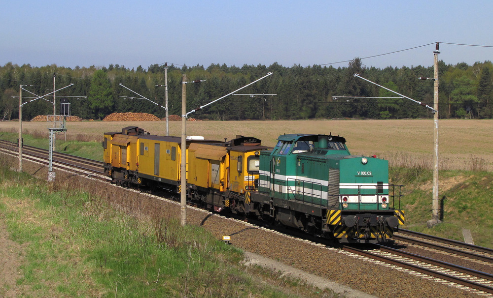 Eine V100.02 (LDS) kam mit einem Schleifzug uns mit dem Kollegen Alexander Wiemer gen Frankfurt/Oder vor die Linse gefahren. Pillgramm den 20.04.2011


