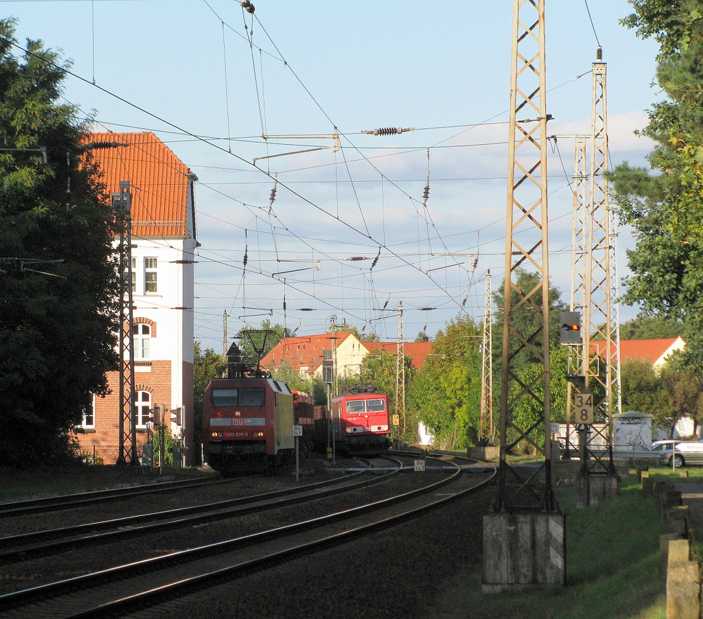 Eine wahrscheinlich einmalge G�terzugbegegnung. 152 030-3 musst den RE nach Cottbus der 20 Minuten sp�ter war in Bestensee �berholen lassen. Somit wartete sie mit ihrem leeren Sandzug vom BBI in Bestensee. W�hrend sie dort stand gesellte sich noch 155 261-1 dazu mit einem leeren Kohlenzug aus K�nigs Wusterhausen.