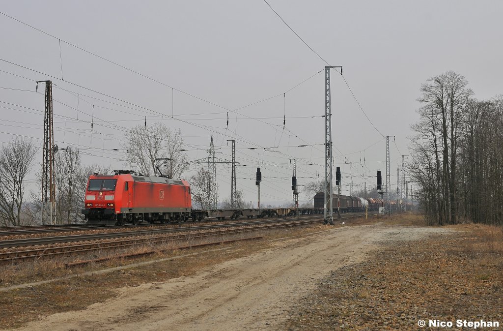Einen gemischten Zug f�r Seddin hatte die 185 060-1 am Haken,Saarmund (15.03.11)