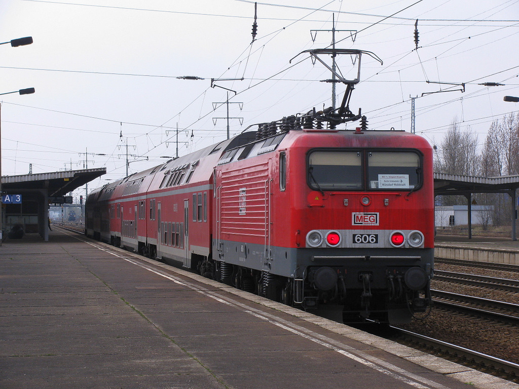 Einfahrt der MEG 606 (143 864-7) in Diensten der DB Regio NordOst schibend am RE 7 nach W�nsdorf. Immer ein Bild wert ;-)! 20.04.2011