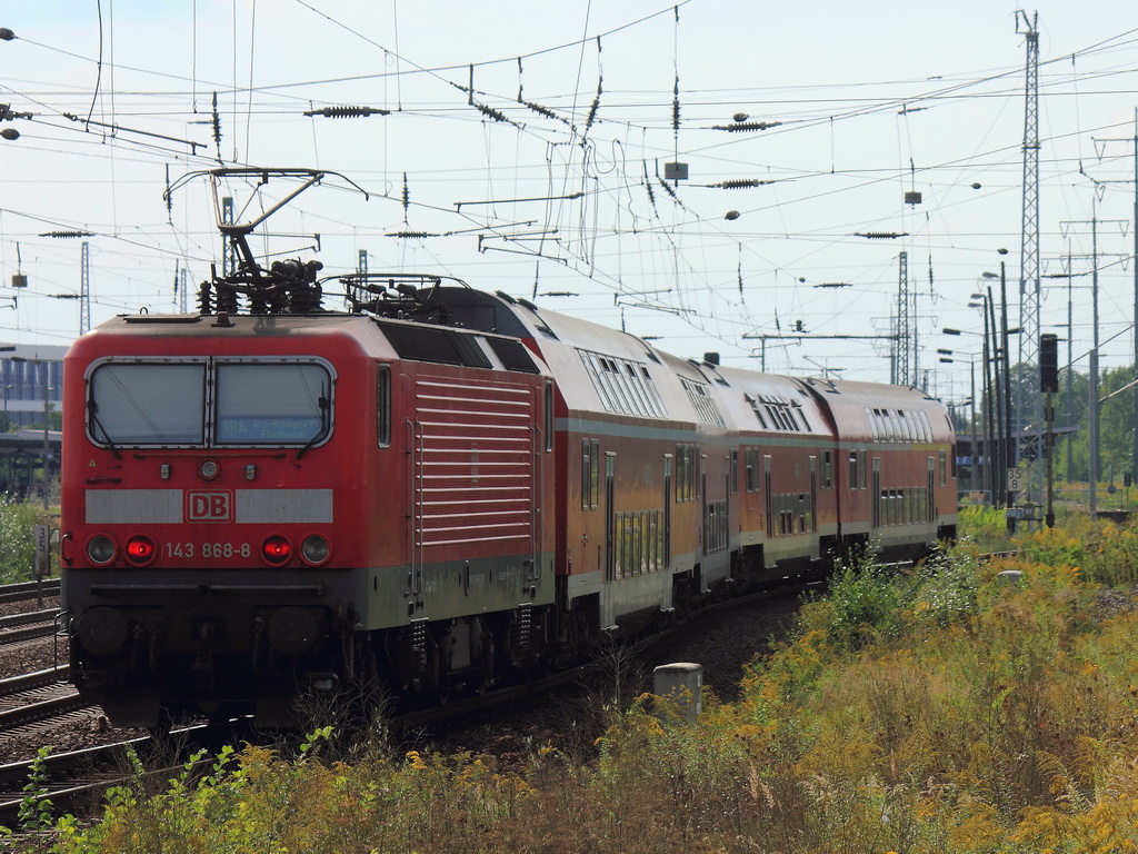 Einfahrt RB 14 (RB 18923) aus Nauen mit Schublok 143 868-8 auf Gleis 6 in den Bahnhof Flughafen Berlin Sch�nefeld am 09. September 2011.
