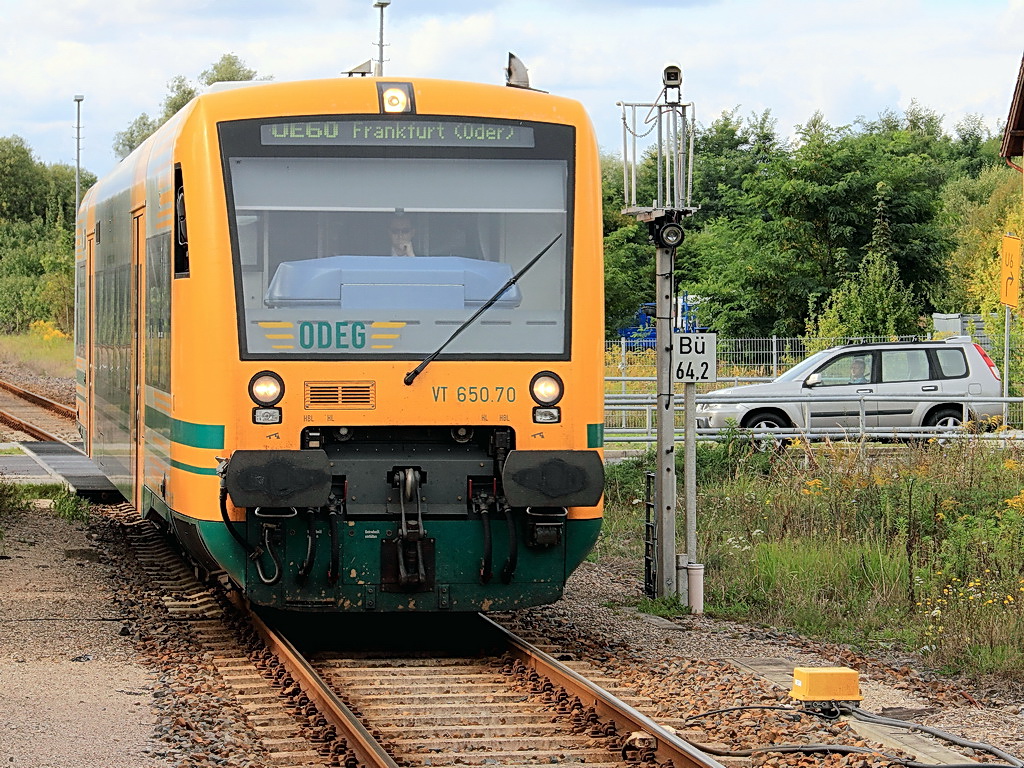 Einfahrt VT 650.70 als OE 79317 nach Frankfurt Oder in Bad Freienwalde am 12. September 2012. 