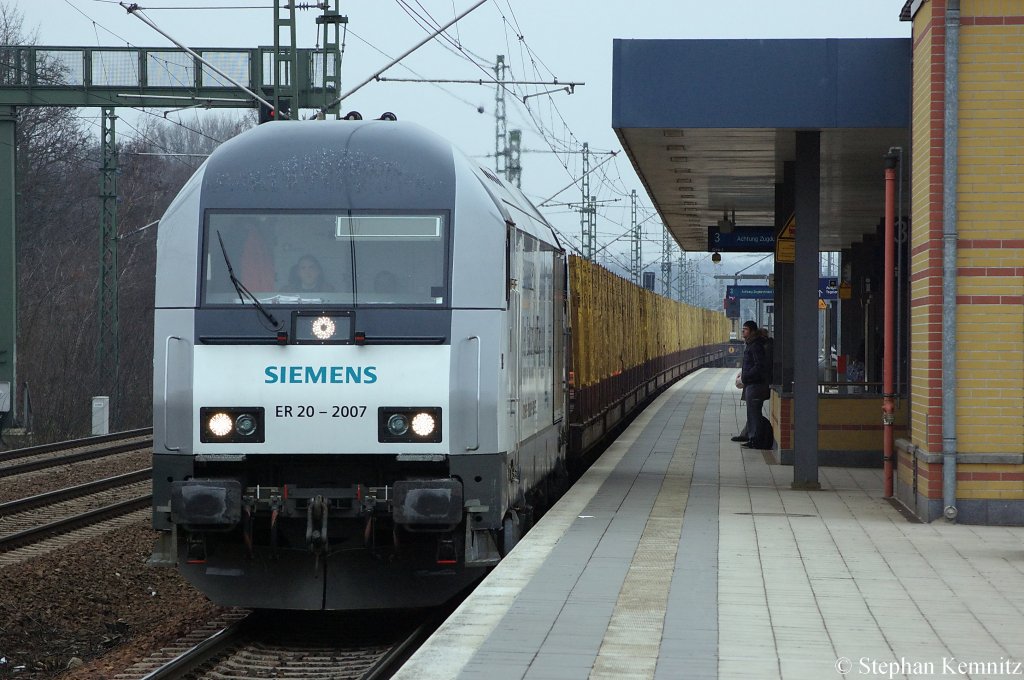 ER 20 - 2007 (223 081-1) die f�r die PRESS f�hrt mit einem leeren Holzzug in Berlin Jungfernheide in Richtung Berlin Beusselstra�e unterwegs. 18.02.2011