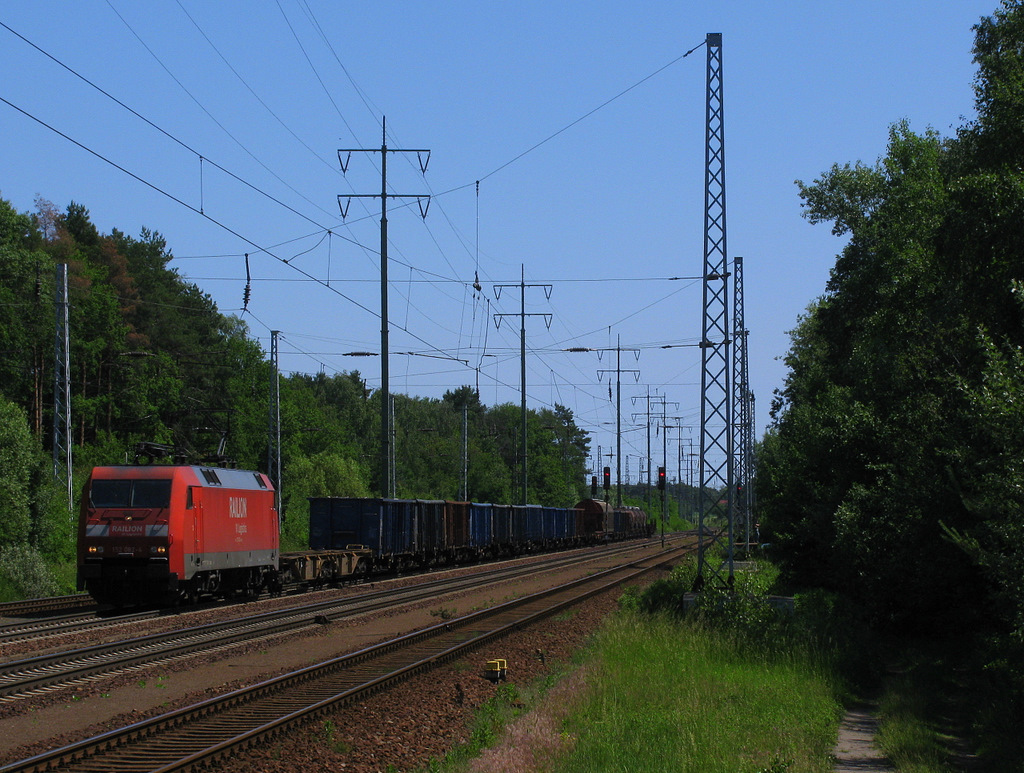 Erster G�terzug aus dem Gegenlicht am 02.06.2011 war 152 082-4 mit ihrem gemischten Zug in Richtung Genshagener Heide.