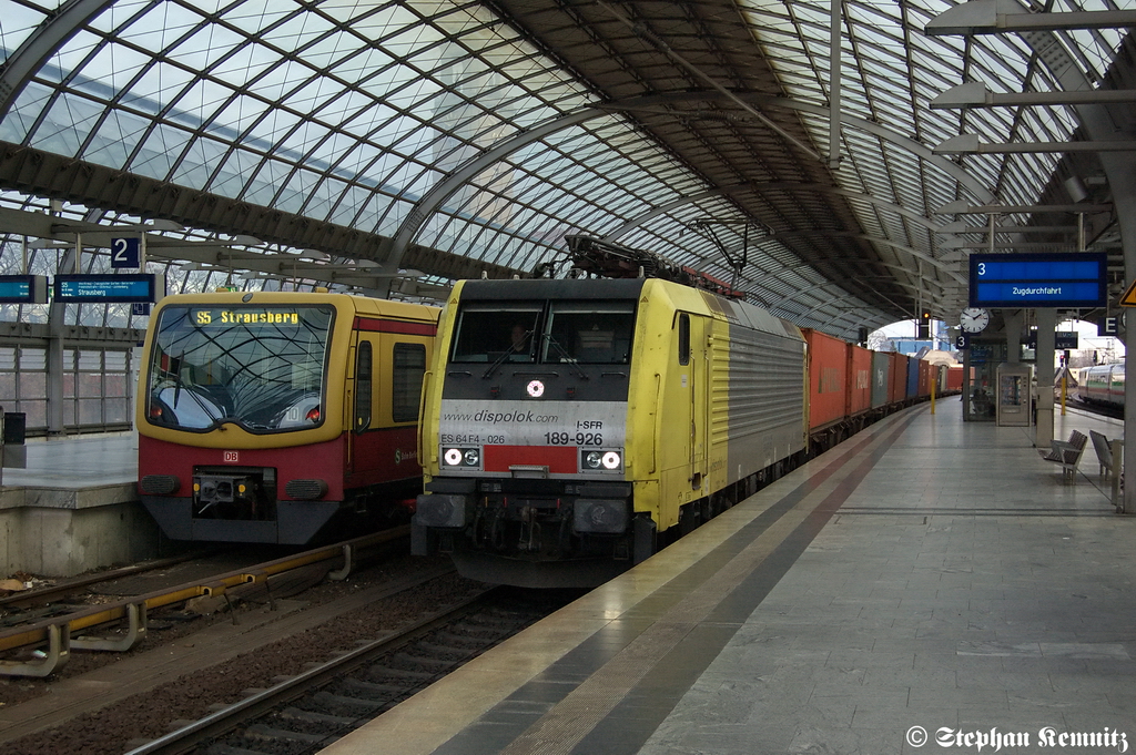 ES 64 F4 - 026 (189 926-9) MRCE Dispolok GmbH f�r TXL - TX Logistik AG mit einem Containerzug in Berlin-Spandau Richtung Berlin-Staaken unterwegs. 20.12.2011