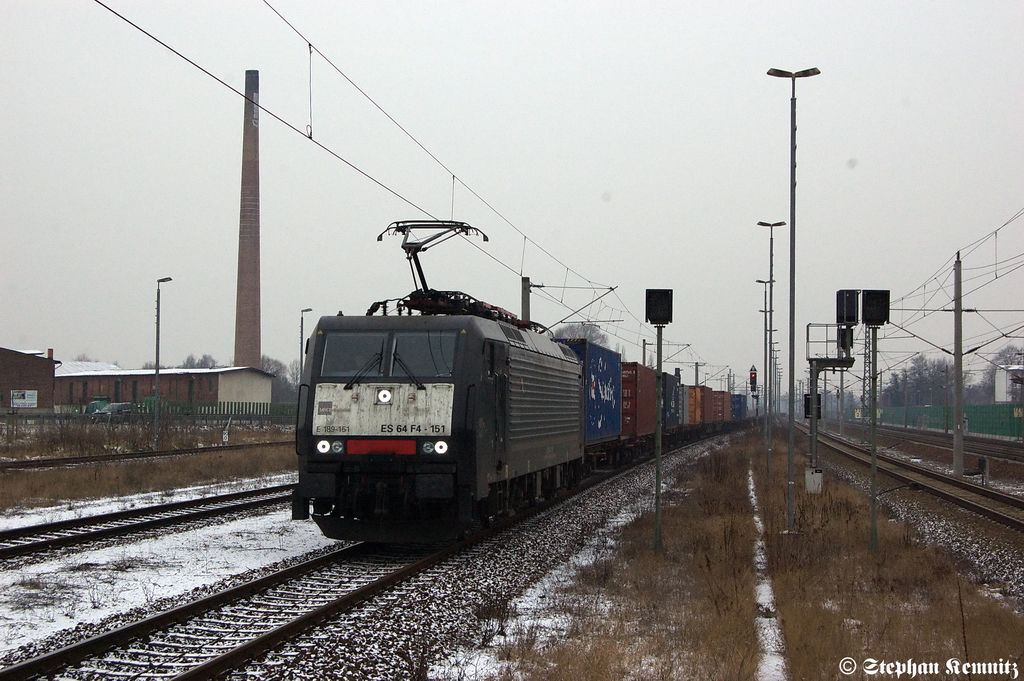 ES 64 F4 - 151 (189 151-4) MRCE Dispolok GmbH f�r DB Schenker Rail Deutschland AG mit einem Containerzug in Rathenow in Richtung Wustermark unterwegs. 28.01.2012