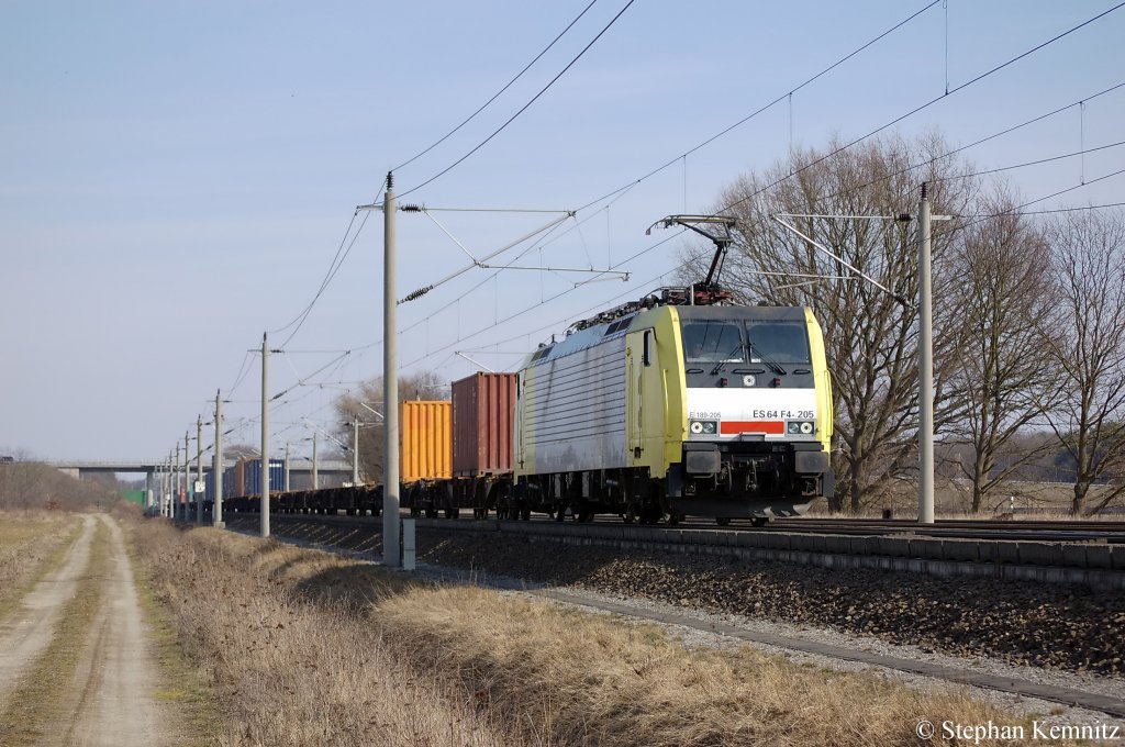 ES 64 F4 - 205 (189 205-8) von der MRCE in Dienst f�r die ITL mit Containerzug zwischen Gro�wudicke und Rathenow in Richtung Stendal unterwegs. 21.03.2011