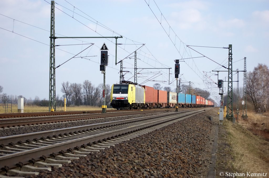 ES 64 F4 - 205 (189 205-8) von der MRCE in Dienst f�r die ITL mit Containerzug in Friesack(Mark) nach Hamburg Waltershof Terminal unterwegs. 22.03.2011