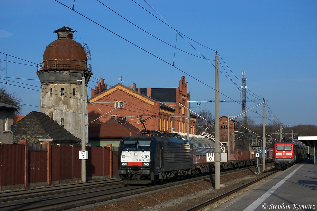 ES 64 F4 - 210 (189 210-8) MRCE Dispolok GmbH f�r ITL Eisenbahn GmbH mit einem Containerzug in Rathenow in Richtung Stendal unterwegs. 05.03.2012