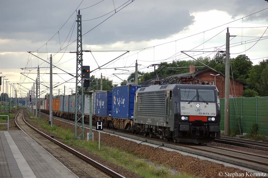 ES 64 F4 - 212 (189 212-4) MRCE im Dienst f�r ITL mit Containerzug in Rathenow Richtung Wustermark unterwegs. 14.07.2011