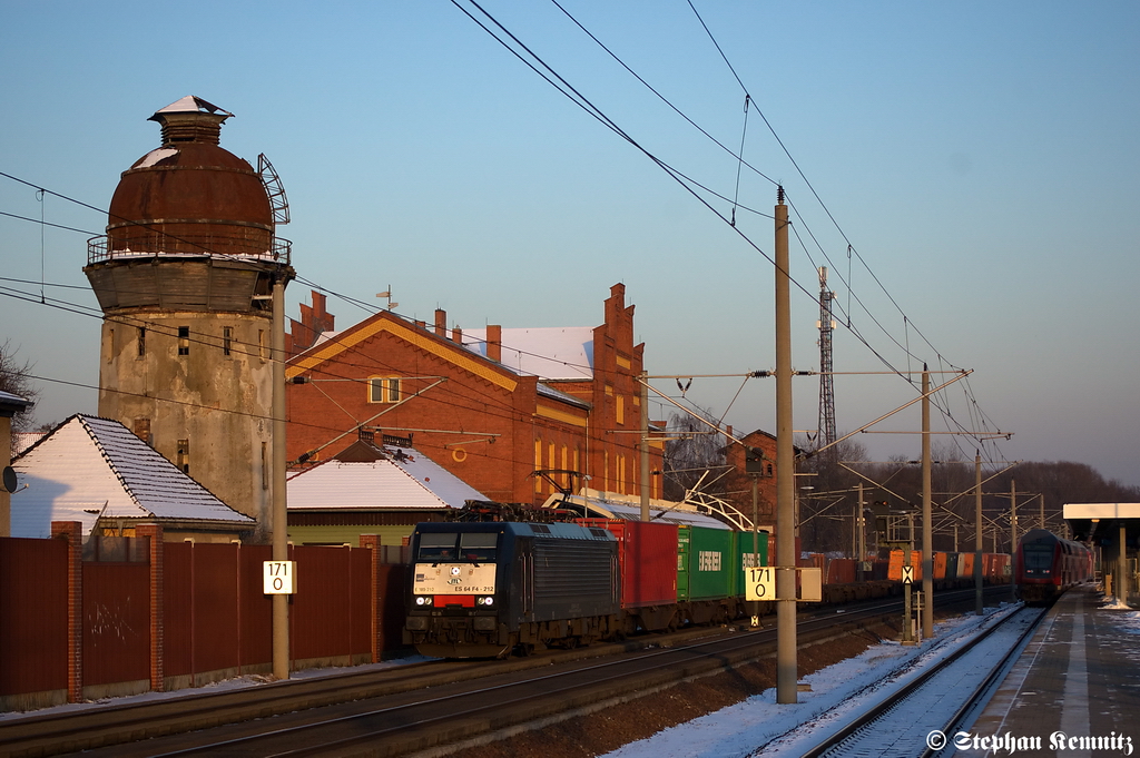 ES 64 F4 - 212 (189 212-4) MRCE Dispolok GmbH f�r ITL Eisenbahn GmbH mit einem Containerzug in Rathenow in Richtung Stendal unterwegs. 30.01.2012
