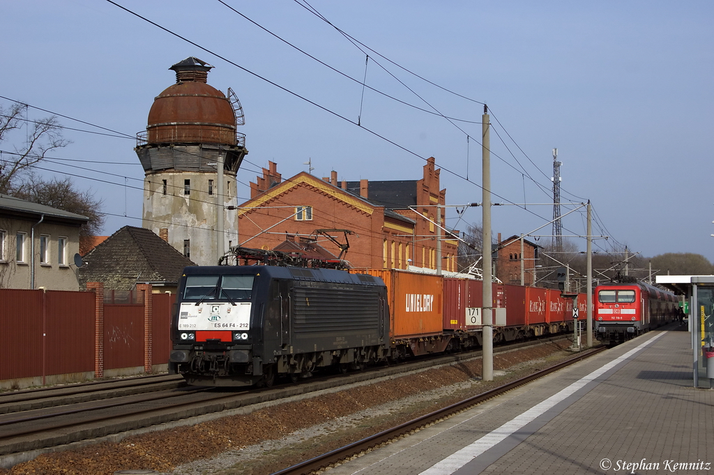 ES 64 F4 - 212 (189 212-4) MRCE Dispolok GmbH f�r ITL Eisenbahn GmbH mit einem Containerzug in Rathenow in Richtung Stendal unterwegs. 27.03.2012