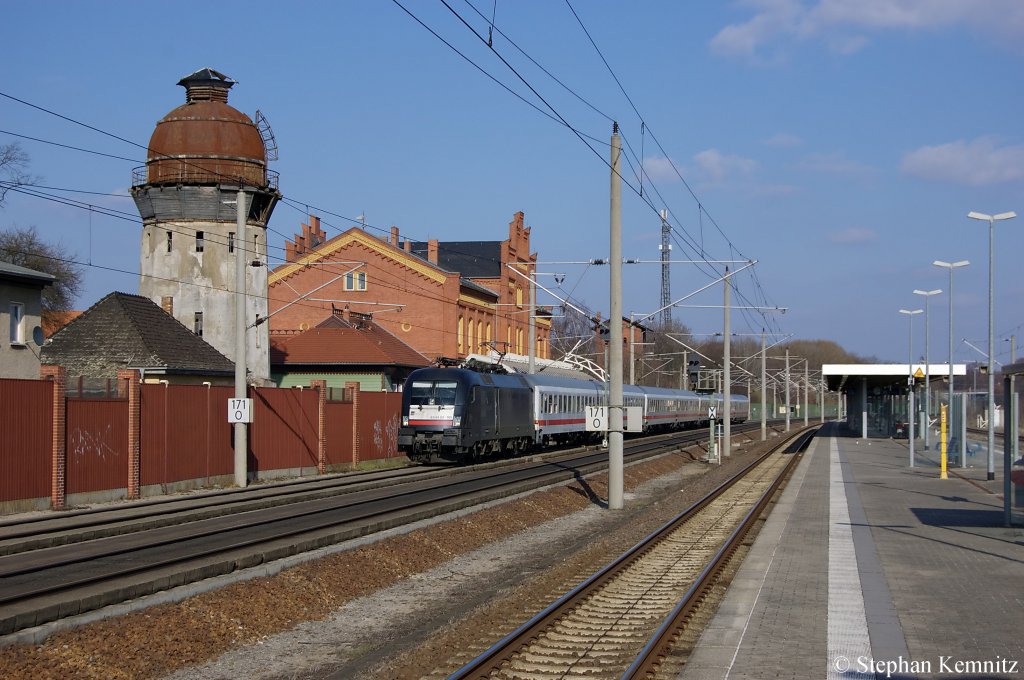 ES 64 U2 - 001 (182 501-7) MRCE die f�r DB Fernverkehr f�hrt mit dem IC 1923 von Berlin S�dkreuz nach K�ln Hbf in Rathenow. 27.03.2011