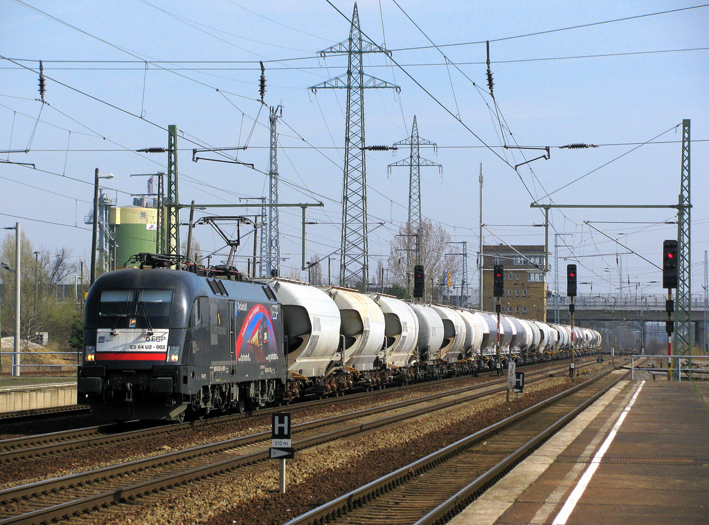 ES 64 U2 - 002 mit einem EGP Zementzug von Berlin Greifswalder Str. nach Deuna h�lt zum Personalwechsel in Berlin Sch�nefeld Flughafen am 08.04.2010.