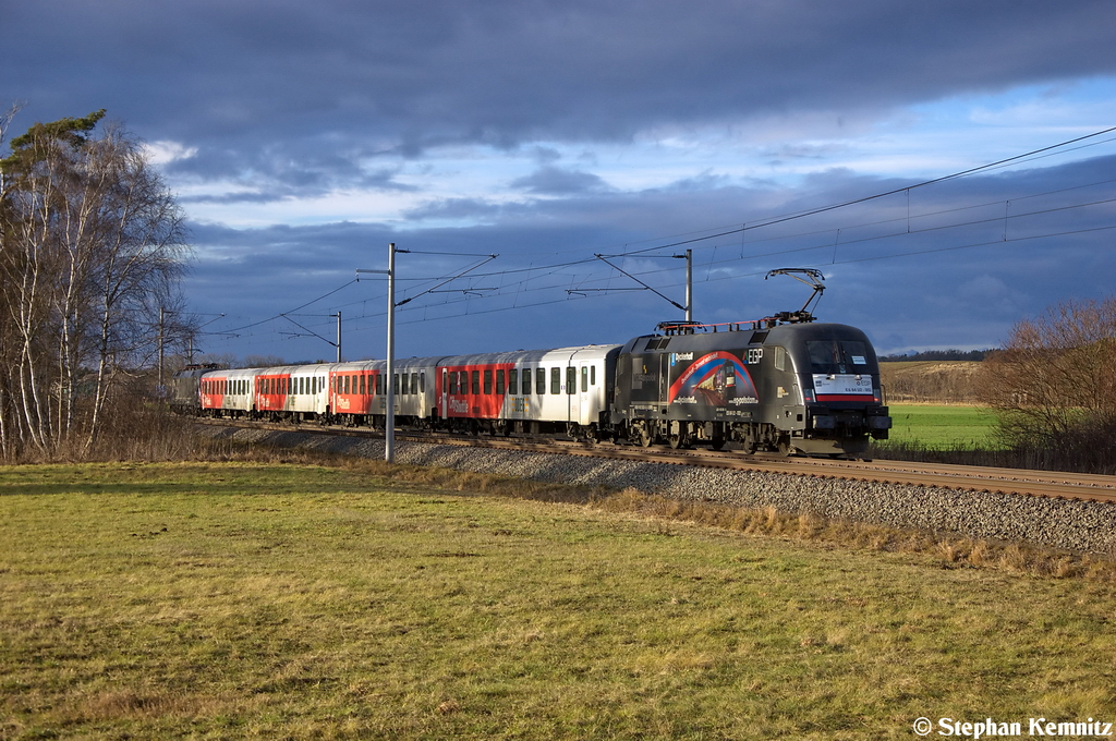 ES 64 U2 - 002 (182 502-5) MRCE Dispolok GmbH f�r ODEG - Ostdeutsche Eisenbahn GmbH mit dem RE4 (RE 37316) von Ludwigsfelde nach Rathenow bei Nennhausen. 26.12.2012