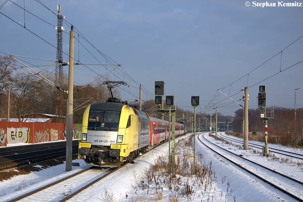 ES 64 U2 - 011 (182 511-6) MRCE Dispolok GmbH f�r ODEG - Ostdeutsche Eisenbahn GmbH mit dem RE4 (RE 37316) von Ludwigsfelde nach Rathenow, bei der Einfahrt in Rathenow. Geschoben hatte die ES 64 U2 - 029 (182 529-8). 14.12.2012