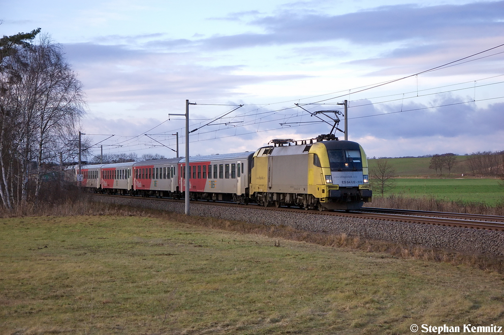 ES 64 U2 - 012 (182 512-4) MRCE Dispolok GmbH f�r ODEG - Ostdeutsche Eisenbahn GmbH mit dem RE4 (RE 37319) von Rathenow nach Ludwigsfelde bei Nennhausen. 26.12.2012