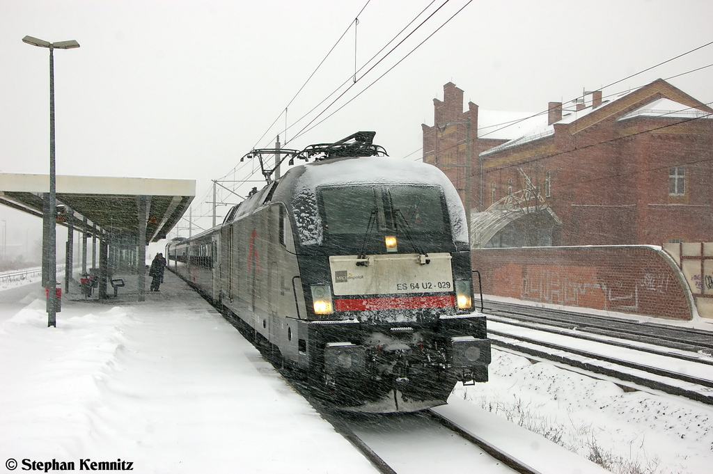 ES 64 U2 - 029 (182 529-8) MRCE Dispolok GmbH f�r ODEG - Ostdeutsche Eisenbahn GmbH mit dem RE4 (RE 37313) von Rathenow nach Ludwigsfelde in Rathenow. Der Zug fuhr mit einer Versp�tung von 15min ab. 09.12.2012