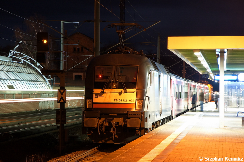 ES 64 U2 - 029 (182 529-8) MRCE Dispolok GmbH f�r ODEG - Ostdeutsche Eisenbahn GmbH mit dem RE4 (RE 37329) von Rathenow nach Ludwigsfelde in Rathenow. 25.12.2012