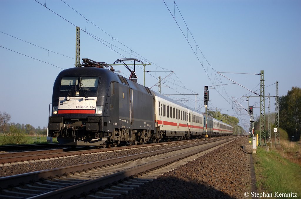 ES 64 U2 - 034 (182 534-8) MRCE im Dienst f�r DB Fernverkehr mit dem EC 174 von Budapest-Keleti pu nach Hamburg-Altona in Friesack(Mark). 21.04.2011