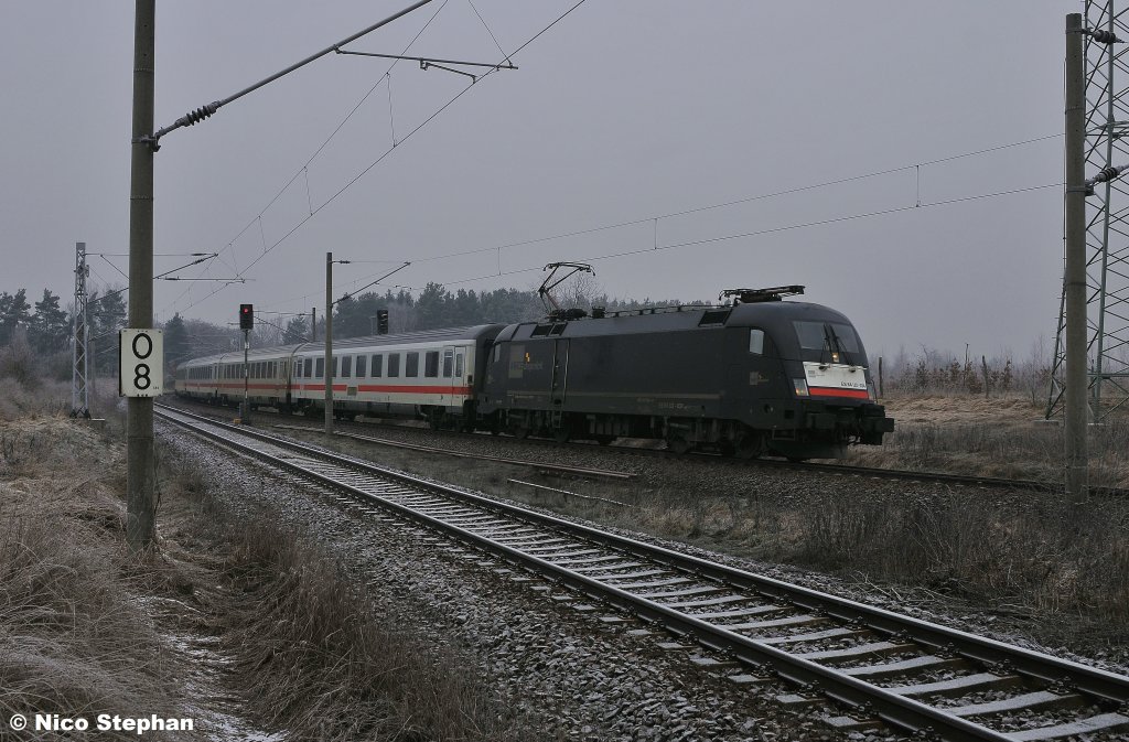 ES 64 U2-034 rollt mit EC 175 (Hamburg - Budapest Keleti pu) in den letzten Teil des  Schweineohrs  um wenig sp�ter auf den BAR zu wechseln,hier bei Genshagener Heide (30.01.11)
