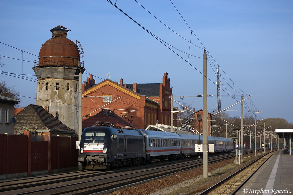 ES 64 U2 - 036 (182 536-3) MRCE Dispolok GmbH f�r DB Fernverkehr AG mit dem EC 248 von Krakow Glowny nach Hamburg-Altona in Rathenow. 27.03.2012