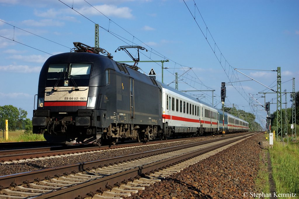 ES 64 U2 - 061 (182 561-1) MRCE im Dienst f�r DB Fernverkehr AG mit dem EC 174 von Budapest-Keleti pu nach Hamburg-Altona in Friesack(Mark). 25.05.2011