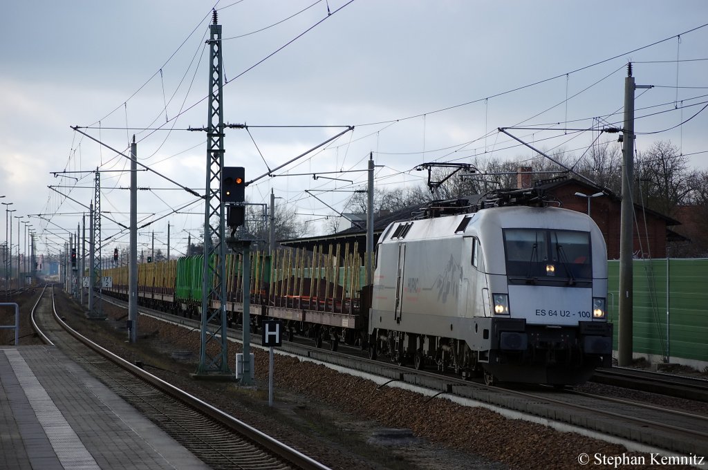 ES 64 U2 - 100 (182 600-7) von der Hupac die f�r Raildox f�hrt mit einem leeren Holzzug aus Stendal in Rathenow in Richtung Wustermark unterwegs. 11.02.2011